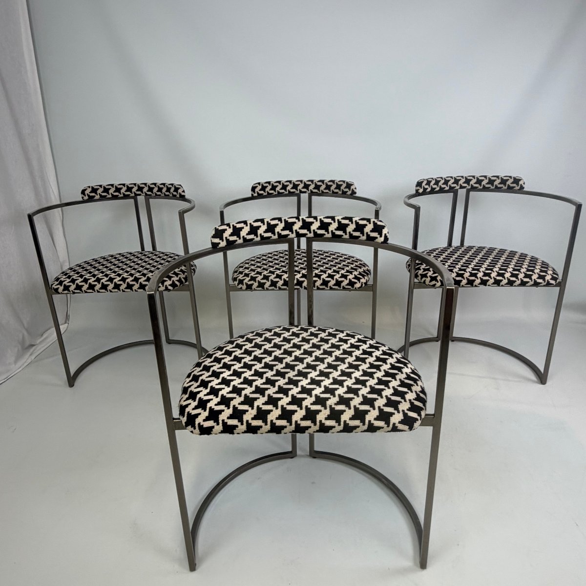 Table de jeu postmoderne, ensemble de chaises et tapis assorti de Mara design -photo-4