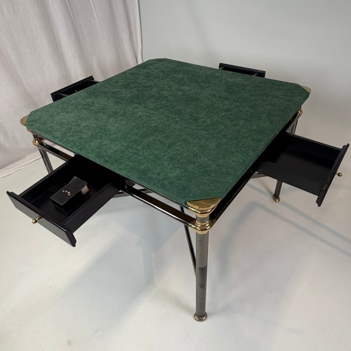 Table de jeu postmoderne, ensemble de chaises et tapis assorti de Mara design -photo-1
