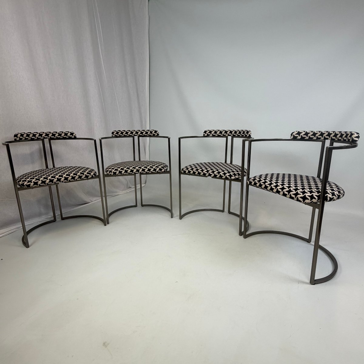 Table de jeu postmoderne, ensemble de chaises et tapis assorti de Mara design -photo-4