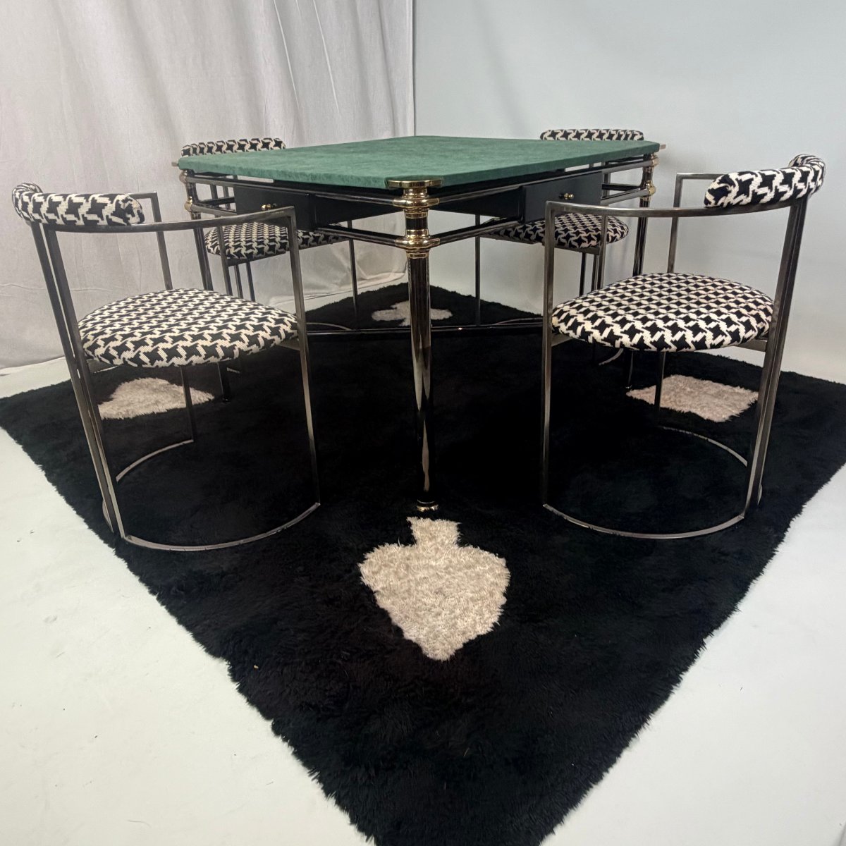 Table de jeu postmoderne, ensemble de chaises et tapis assorti de Mara design 