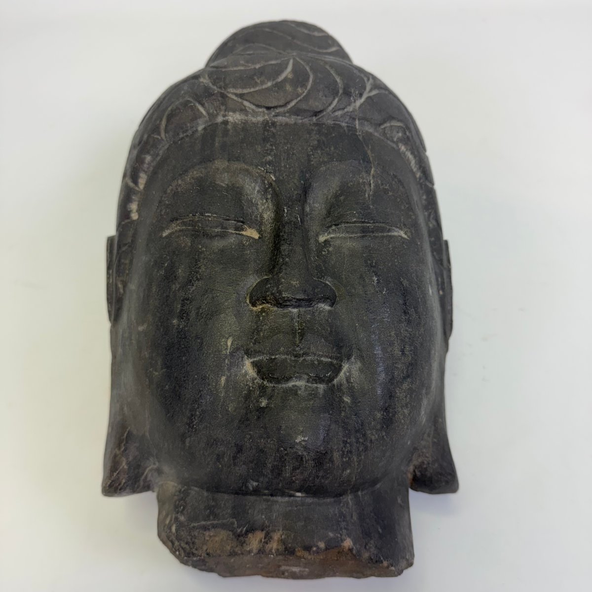 Tête de Bouddha géante en pierre -photo-1