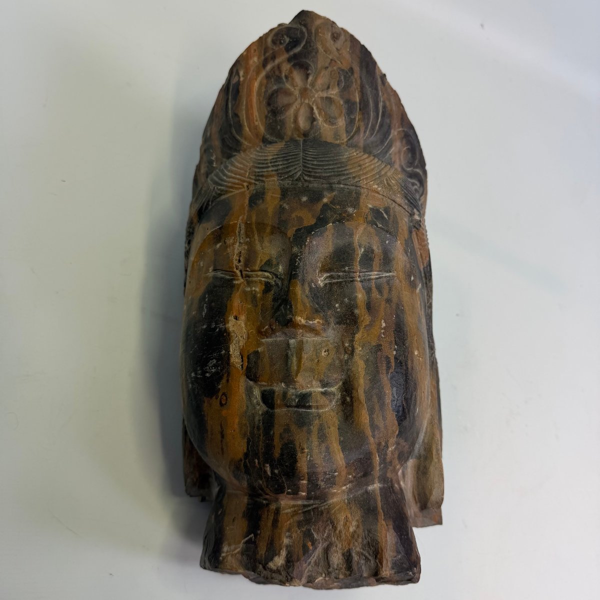 Tête géante en pierre représentant un bodhisattva -photo-2