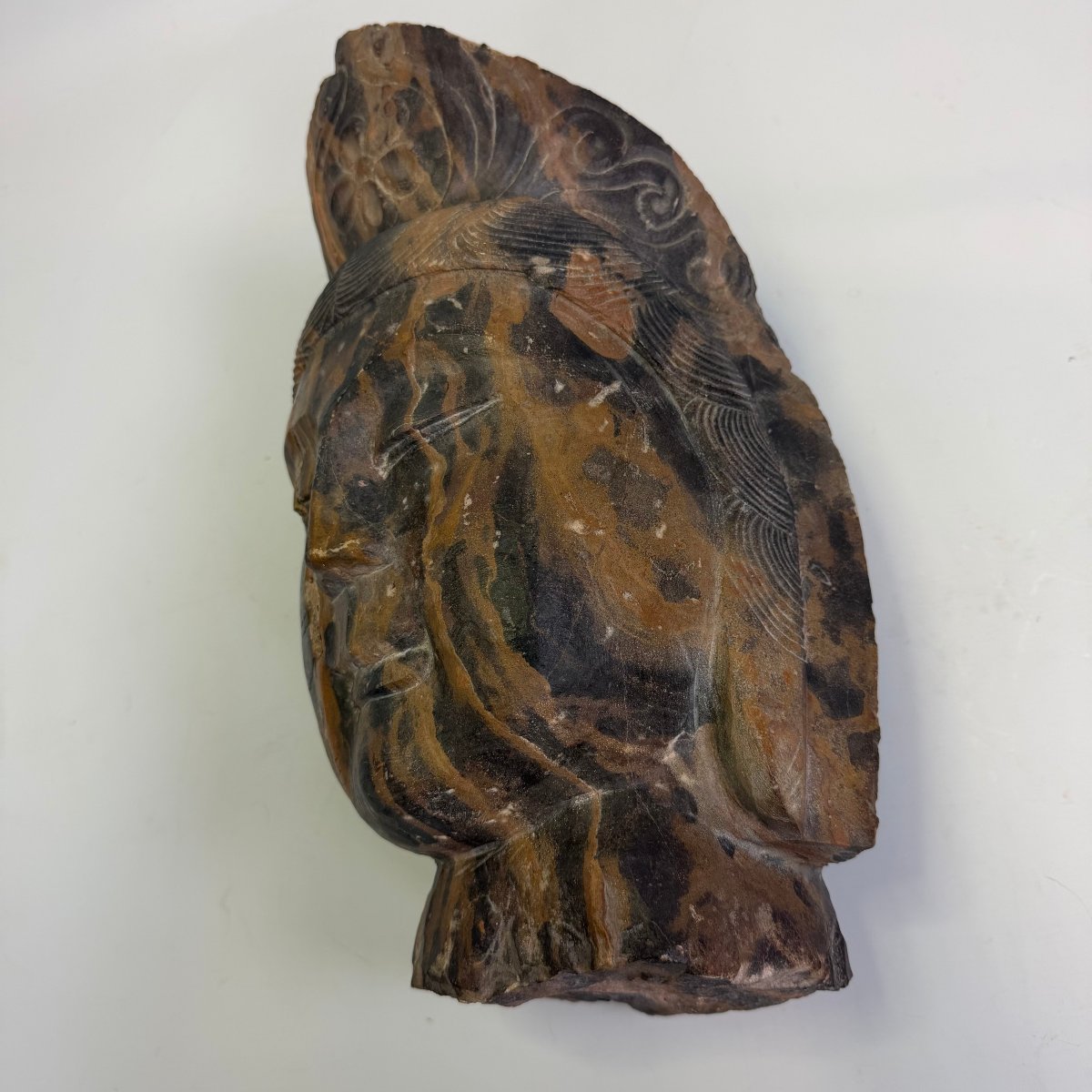 Tête géante en pierre représentant un bodhisattva -photo-1