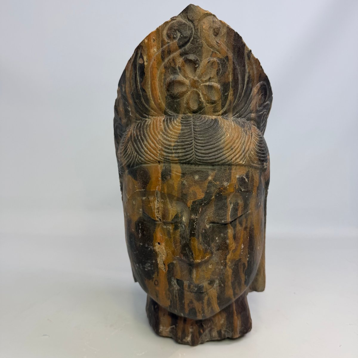 Tête géante en pierre représentant un bodhisattva 