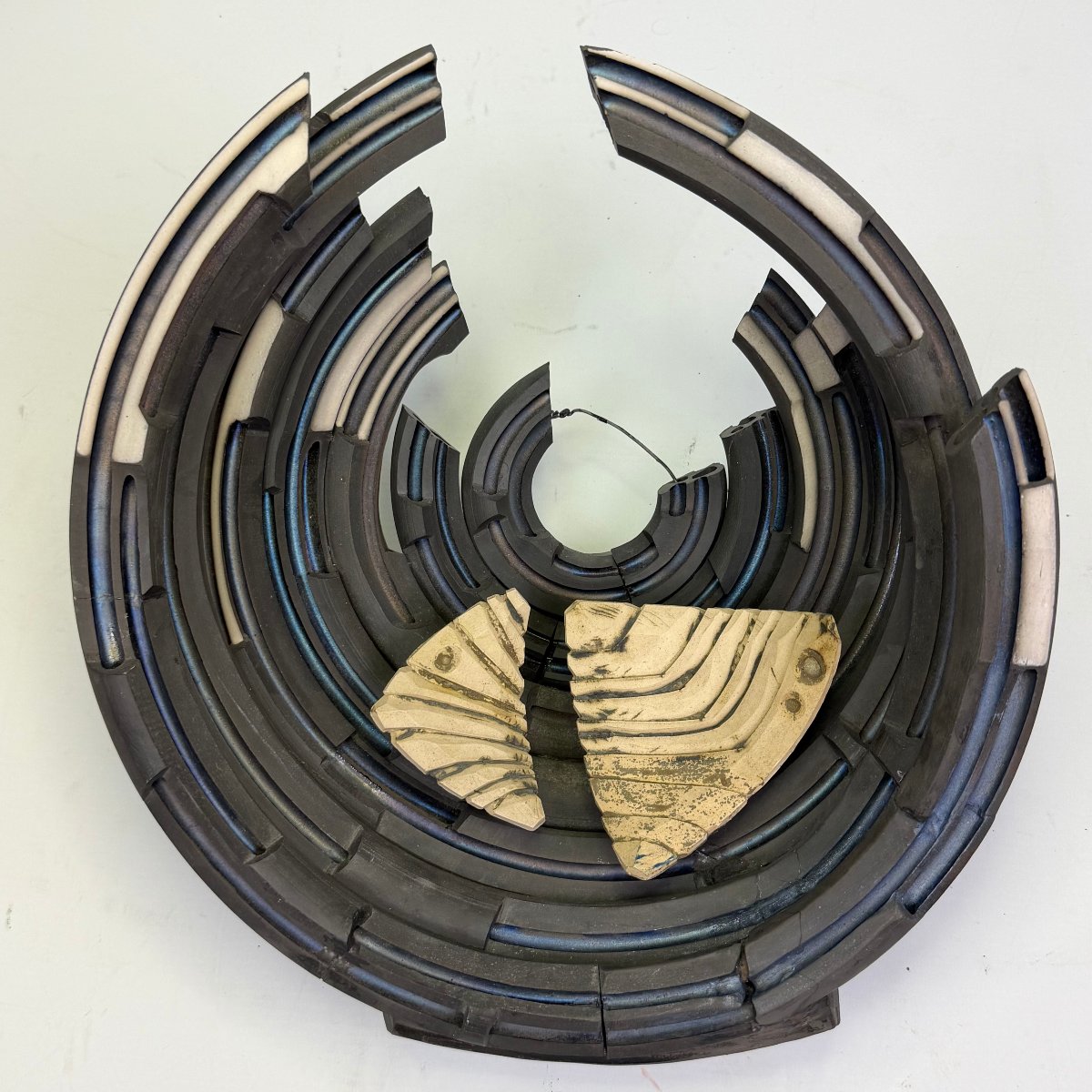 Sculpture contemporaine en céramique réalisée selon la technique de cuisson raku -photo-2