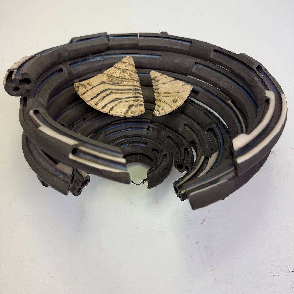 Sculpture contemporaine en céramique réalisée selon la technique de cuisson raku -photo-2