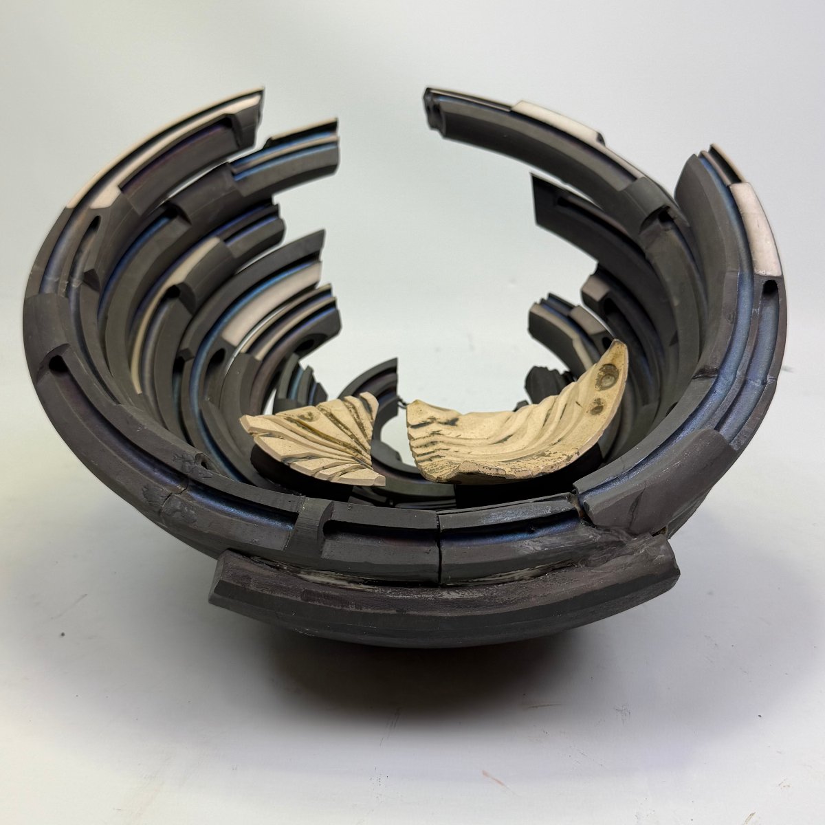 Sculpture contemporaine en céramique réalisée selon la technique de cuisson raku 