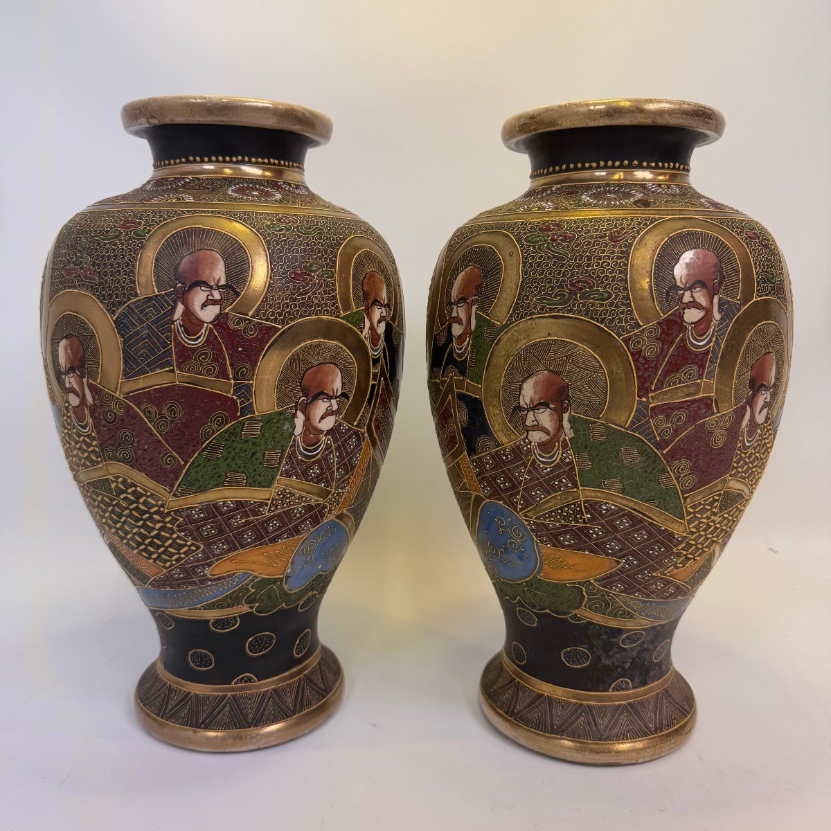 2 vases Satsuma ornés du motif « Mille visages » 