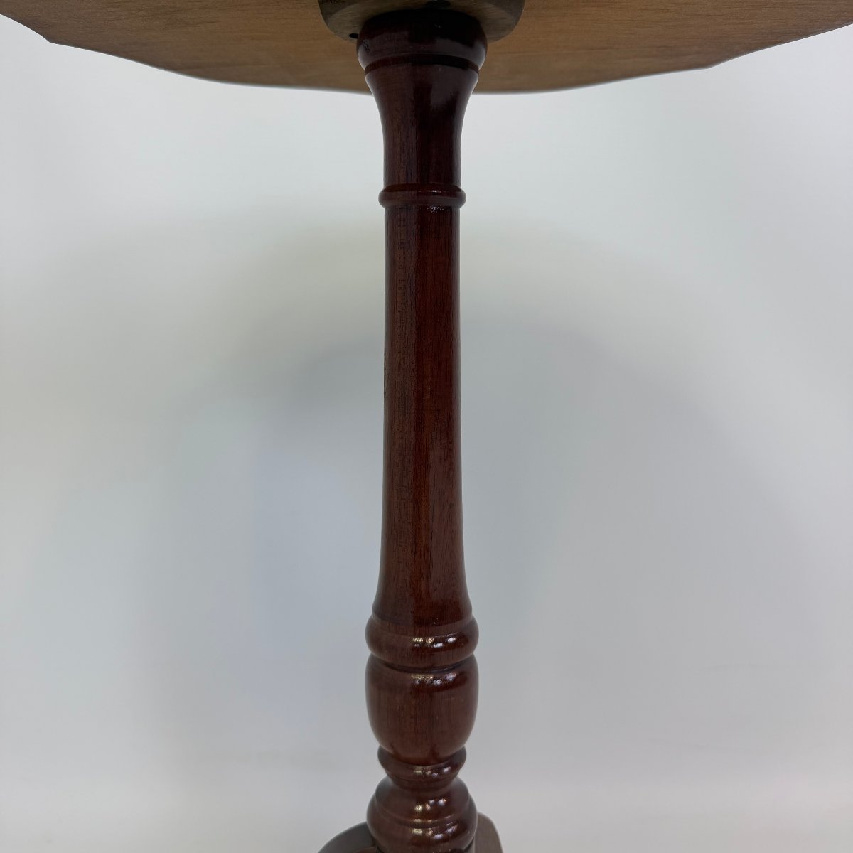 Table d'appoint à trois pieds avec plateau en cuir -photo-3