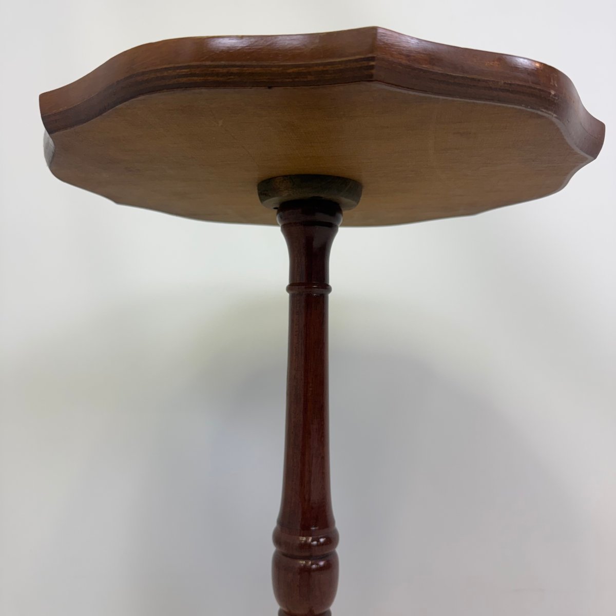 Table d'appoint à trois pieds avec plateau en cuir -photo-2