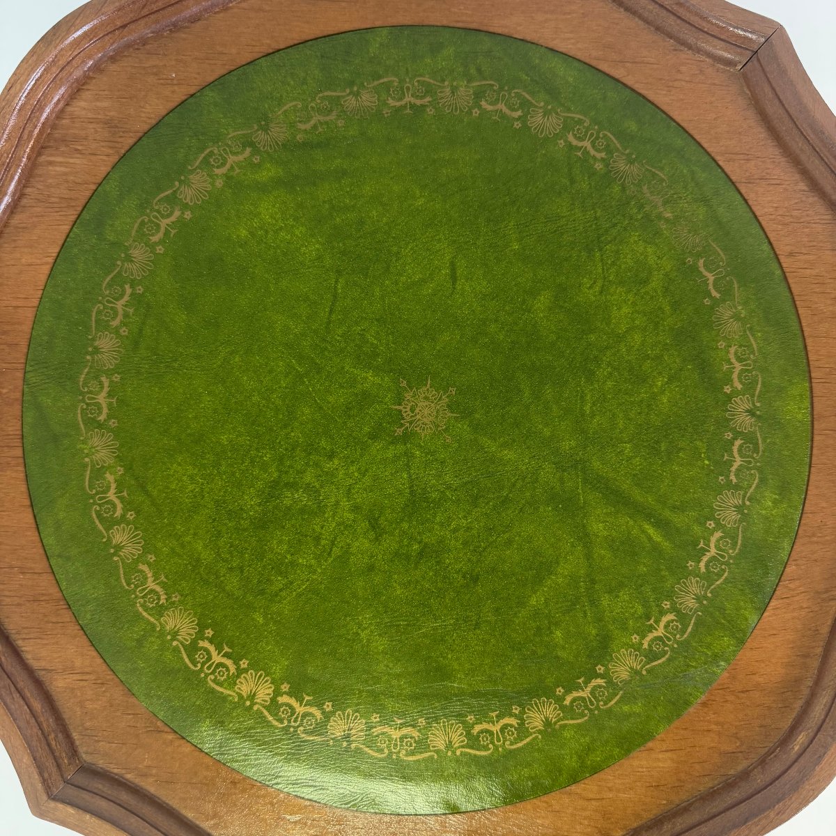 Table d'appoint à trois pieds avec plateau en cuir -photo-3