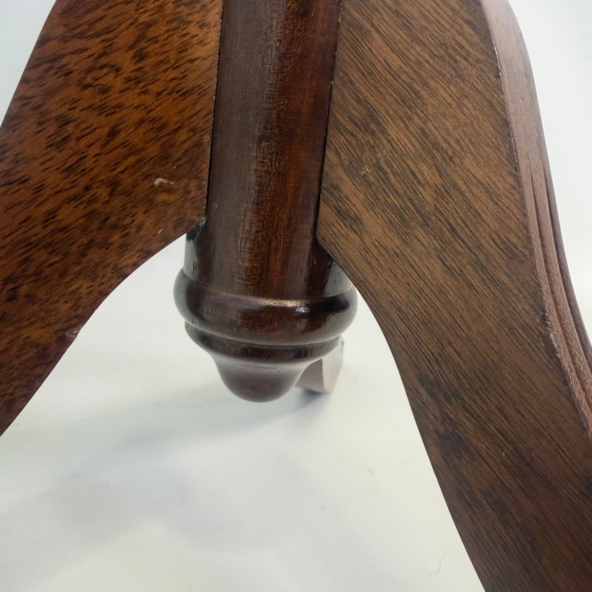 Table d'appoint à trois pieds avec plateau en cuir -photo-6