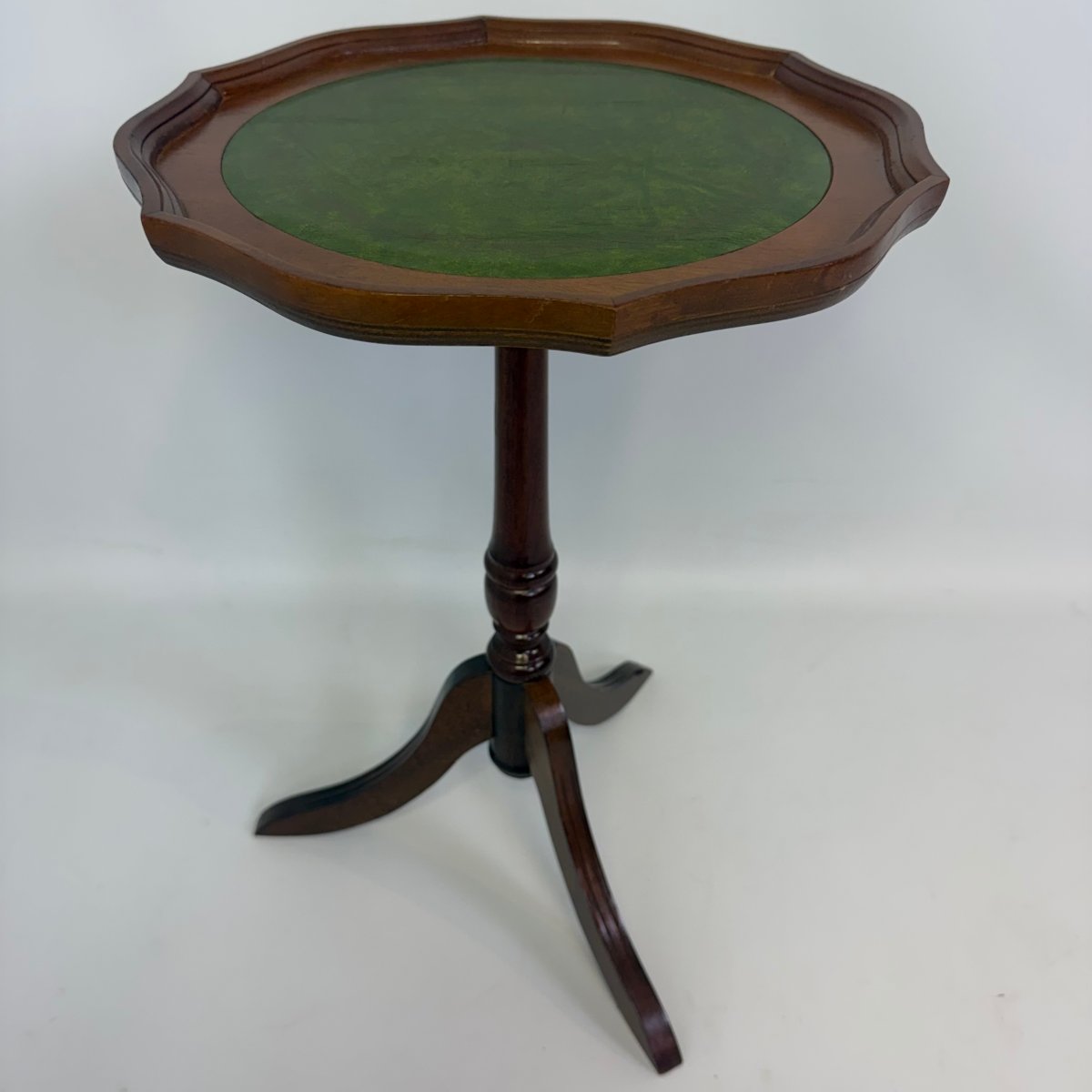 Table d'appoint à trois pieds avec plateau en cuir 