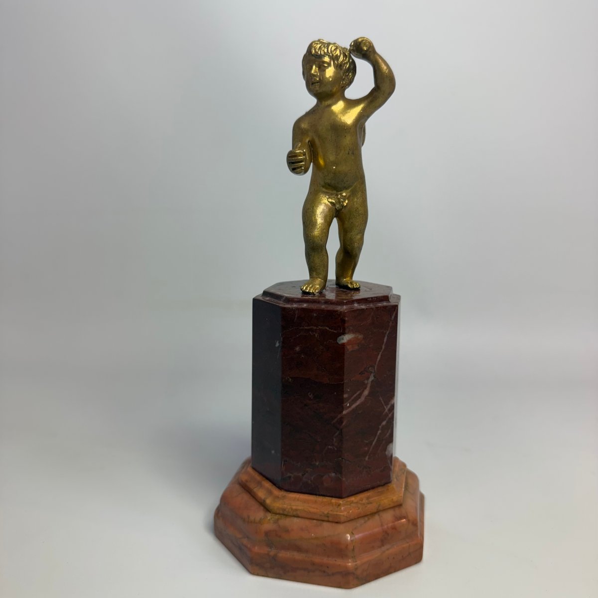 Ange en bronze doré sur socle de marbre 
