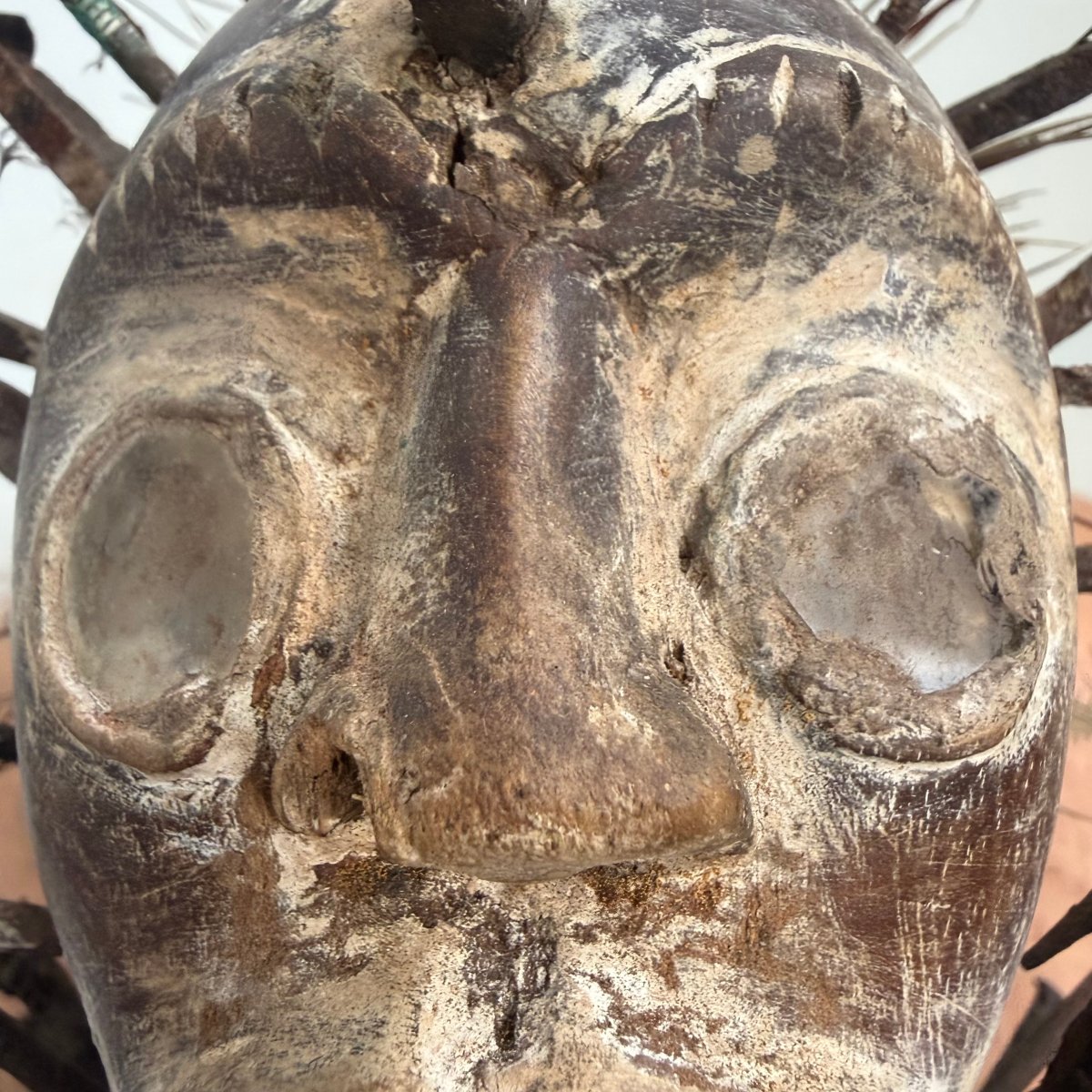 Statue fétiche « Nkisi nkondi » des Bakongo, ornée de clous-photo-3