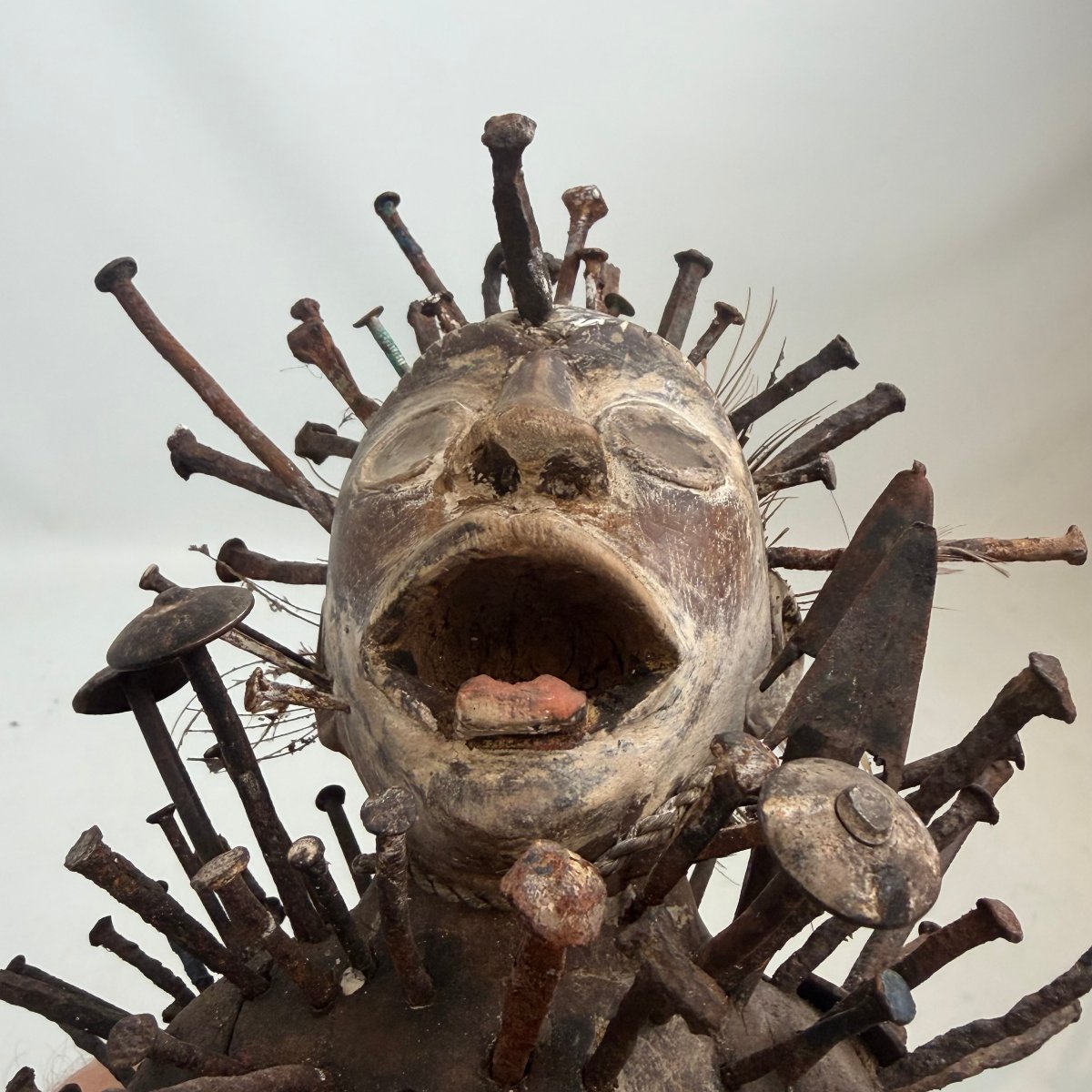 Statue fétiche « Nkisi nkondi » des Bakongo, ornée de clous-photo-3