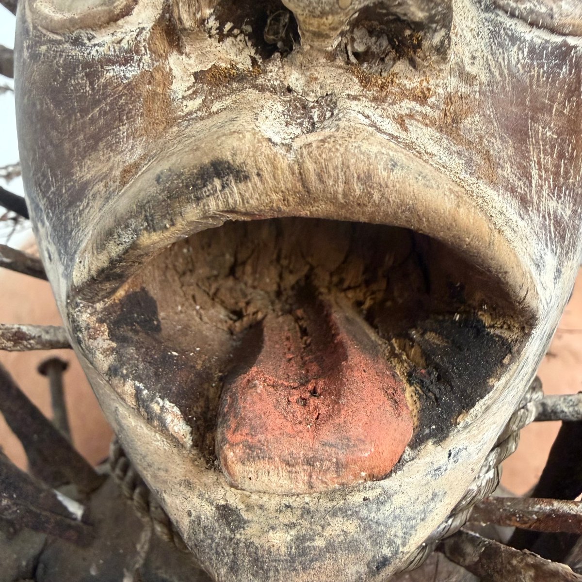 Statue fétiche « Nkisi nkondi » des Bakongo, ornée de clous-photo-4