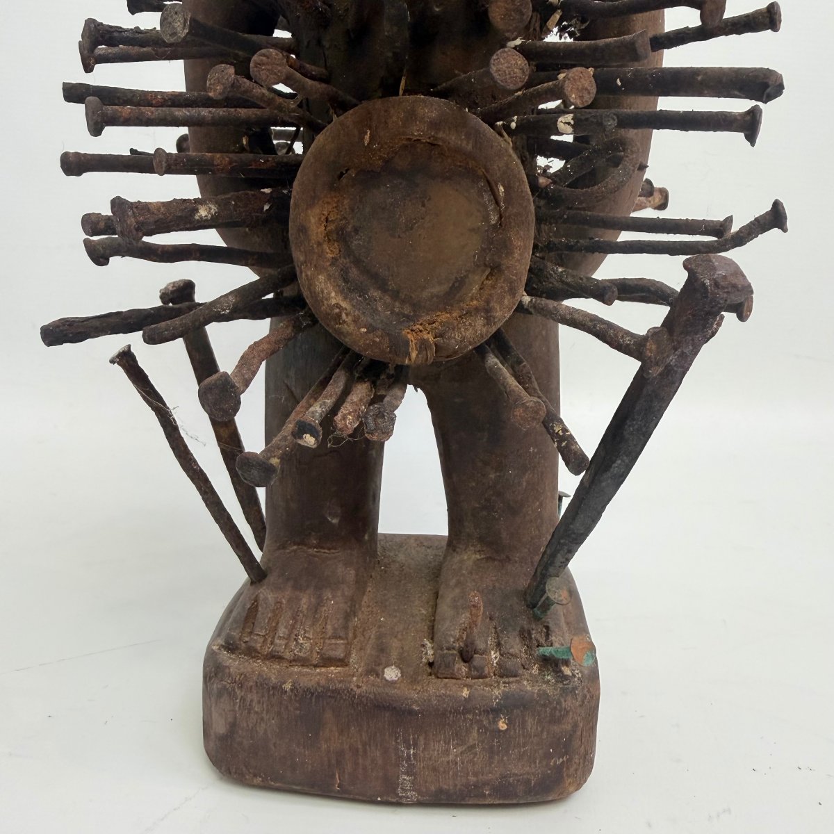 Statue fétiche « Nkisi nkondi » des Bakongo, ornée de clous-photo-8