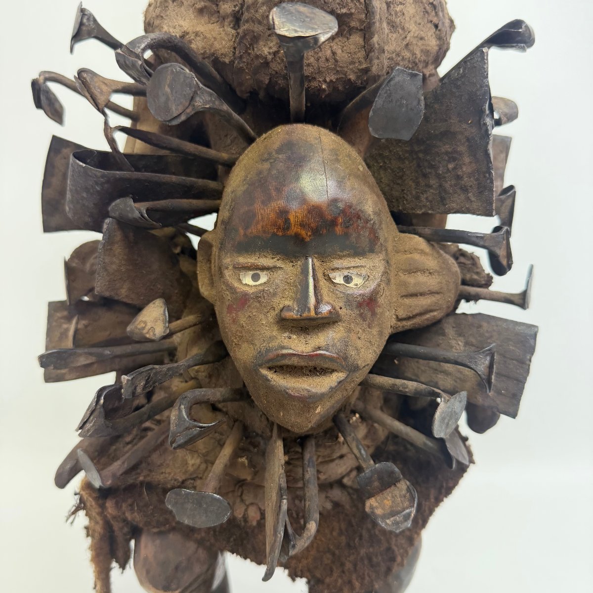 Large "nkisi Nkondi" Fetish Statue Of The Bakongo People, Adorned With Nails -photo-4