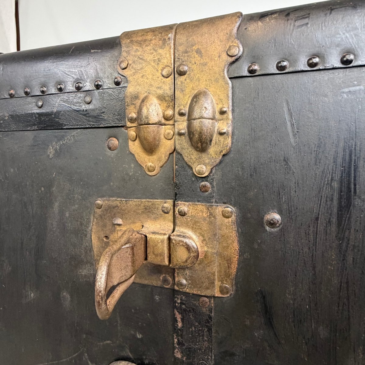 Large Antique Trunk For Clothes-photo-4