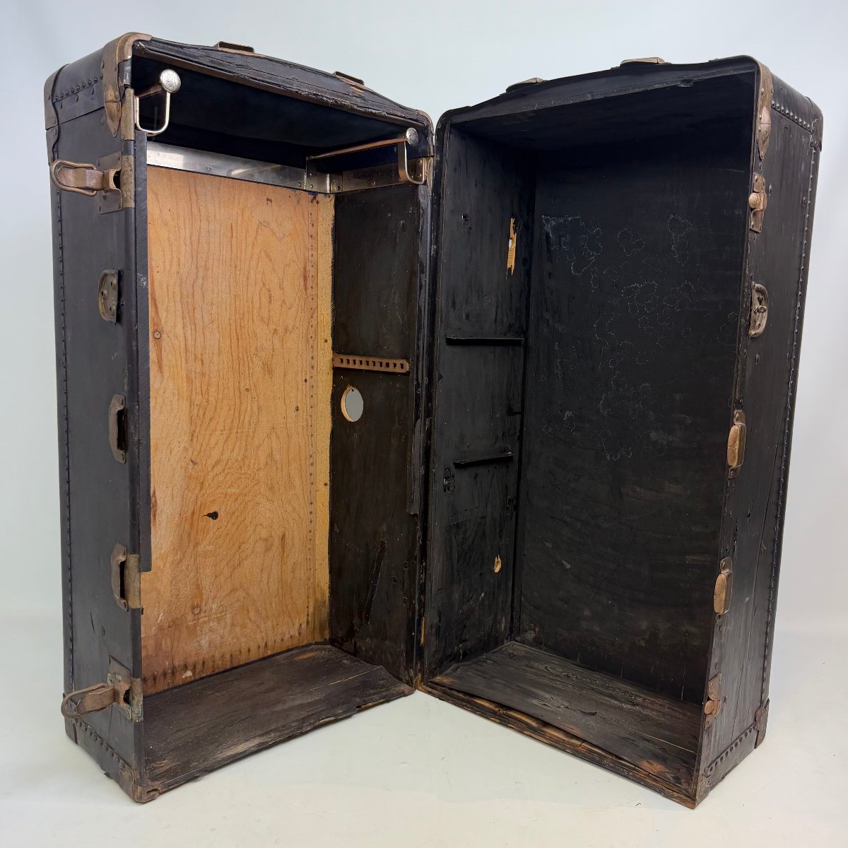 Large Antique Trunk For Clothes-photo-1