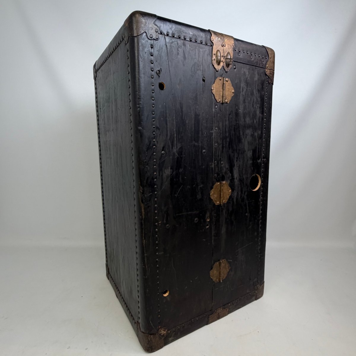 Large Antique Trunk For Clothes-photo-2