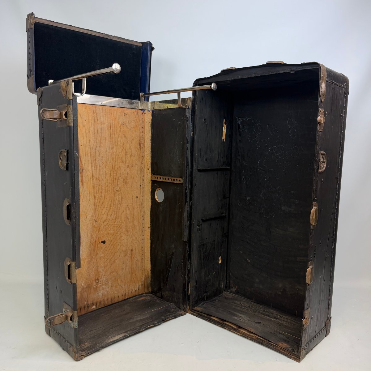 Large Antique Trunk For Clothes-photo-6