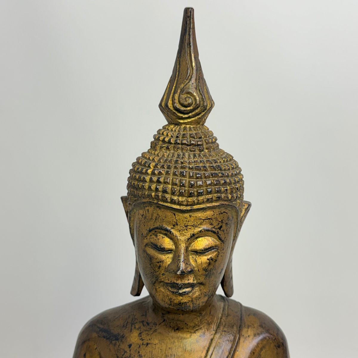 Statue thaïlandaise en bois représentant un Bouddha Lanna en méditation -photo-2