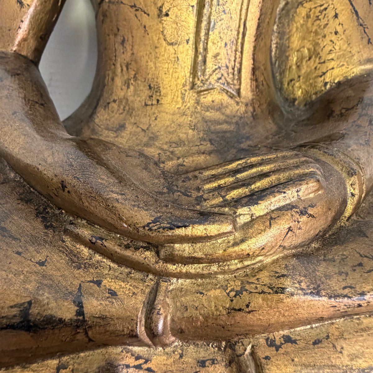 Statue thaïlandaise en bois représentant un Bouddha Lanna en méditation -photo-1