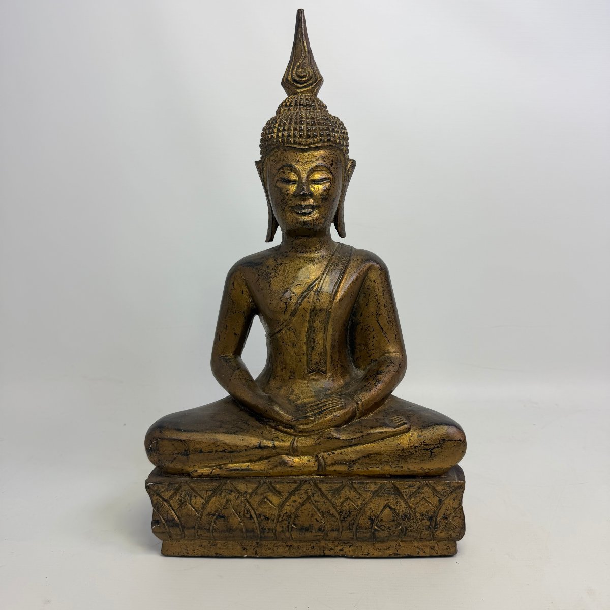 Statue thaïlandaise en bois représentant un Bouddha Lanna en méditation 