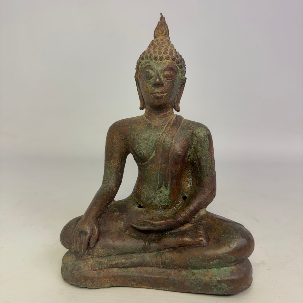 Bouddha thaïlandais Shakyamuni assis, en bronze 