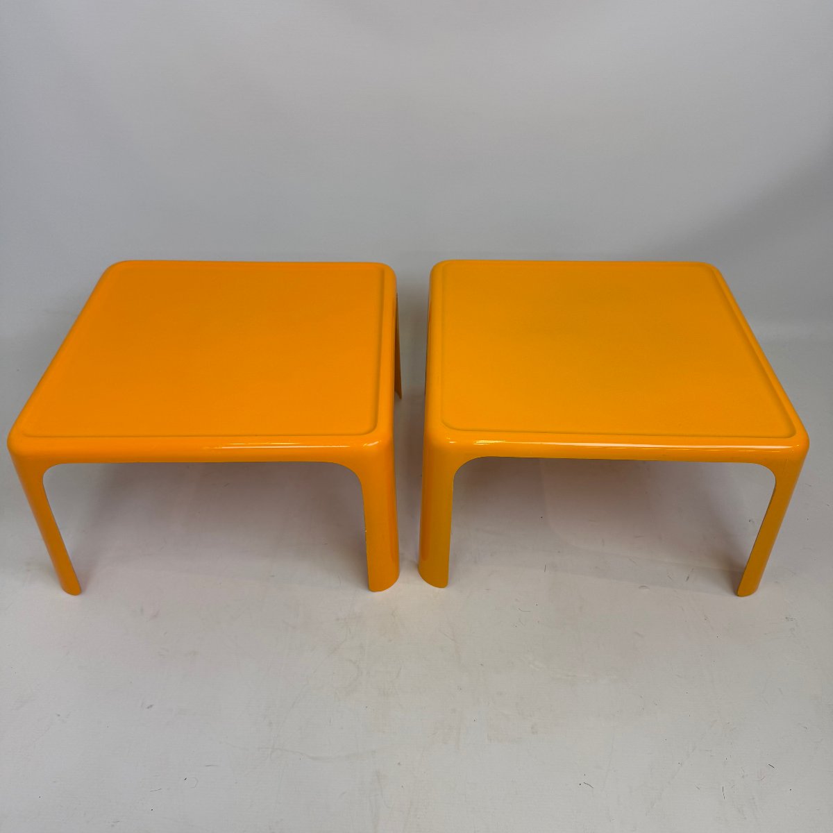 Paire de tables d'appoint d'inspiration « space age » 