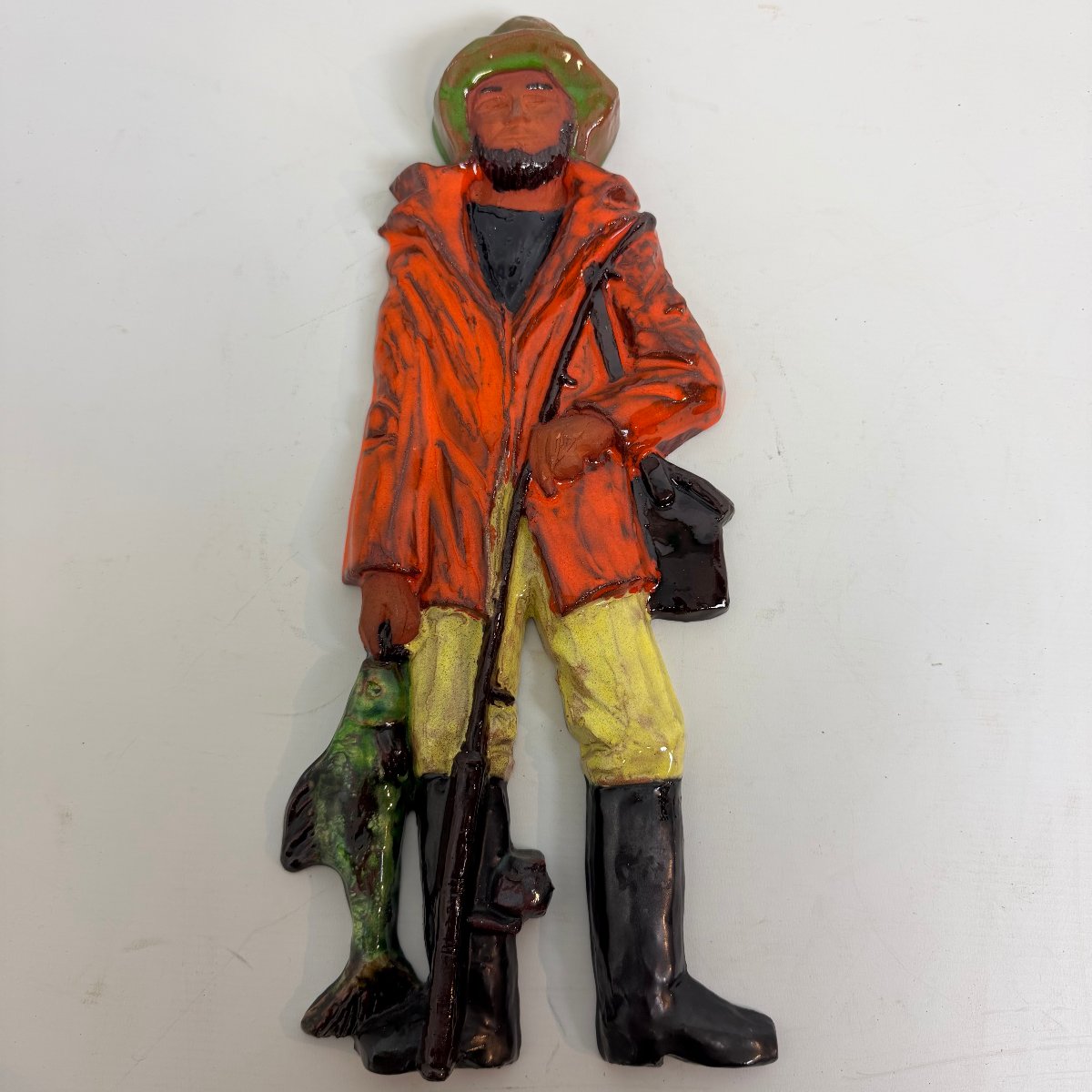 Décoration murale en terre cuite représentant un pêcheur, réalisée par Kany 