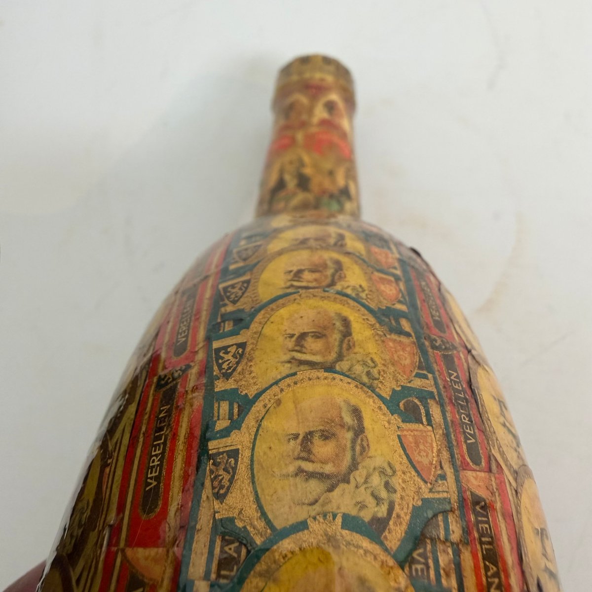 Art du collage, bouteille ventrue recouverte de bagues de cigares -photo-1