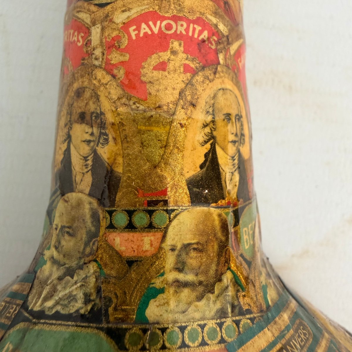 Art du collage, bouteille ventrue recouverte de bagues de cigares -photo-6
