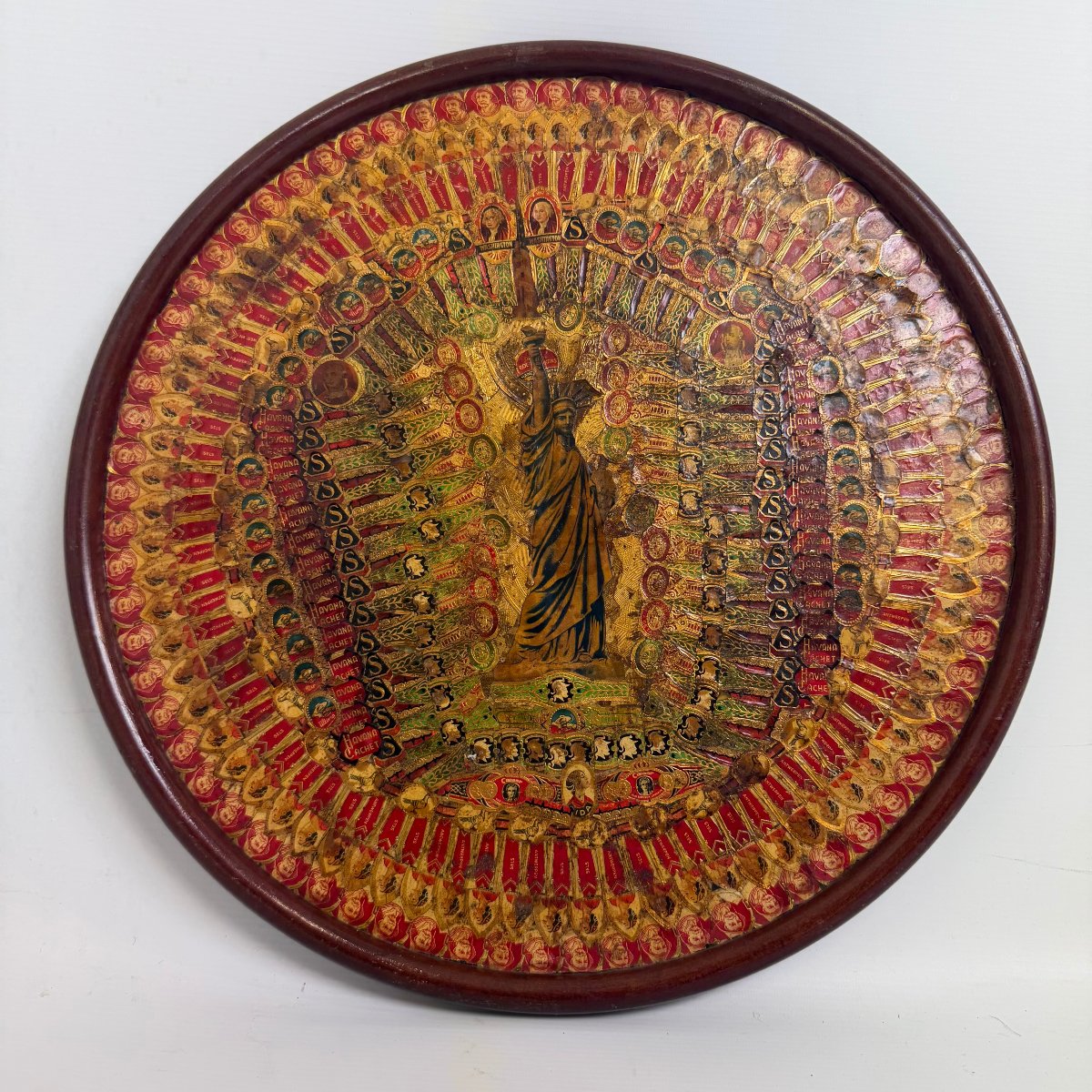  Art du collage, miroir recouvert de bagues de cigares 
