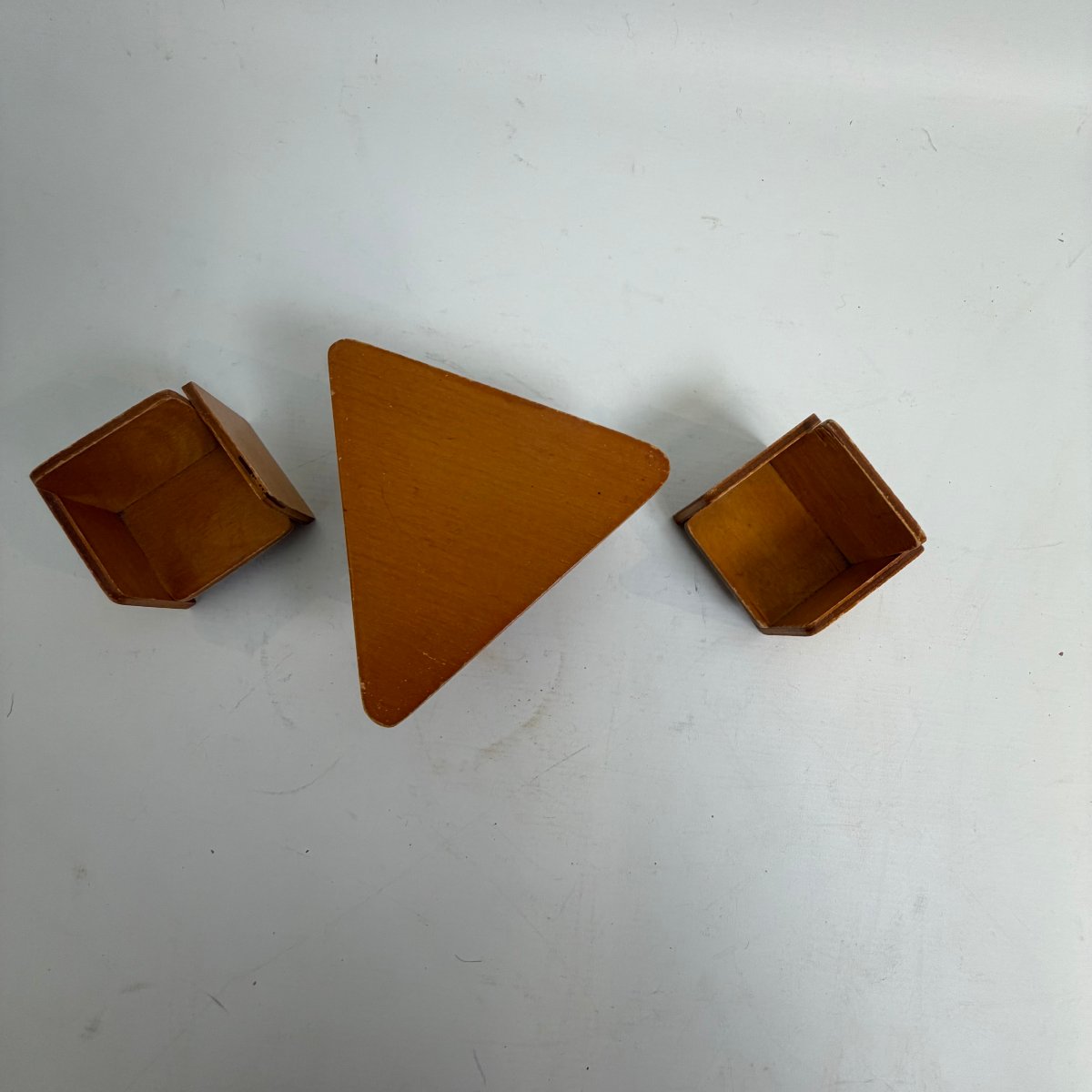 Ensemble de meubles miniatures de style « Mid-Century Modern » provenant de l'Union soviétique -photo-1