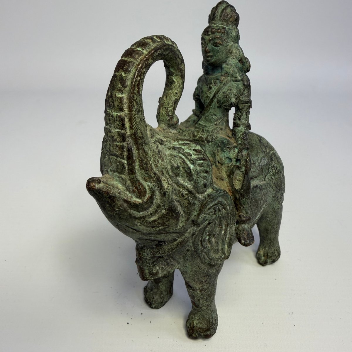Sculpture antique en bronze représentant un homme sur un éléphant -photo-2