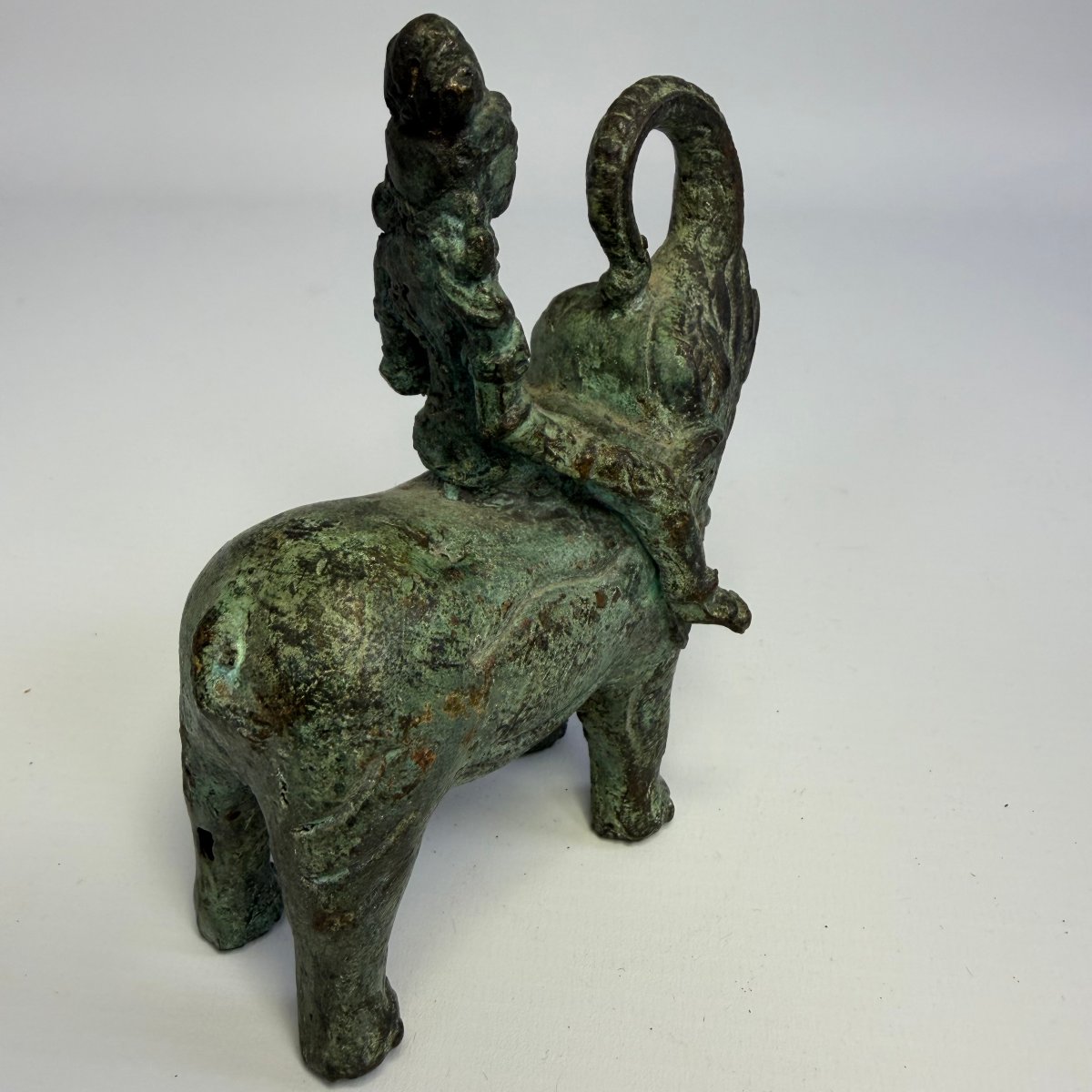 Sculpture antique en bronze représentant un homme sur un éléphant -photo-3