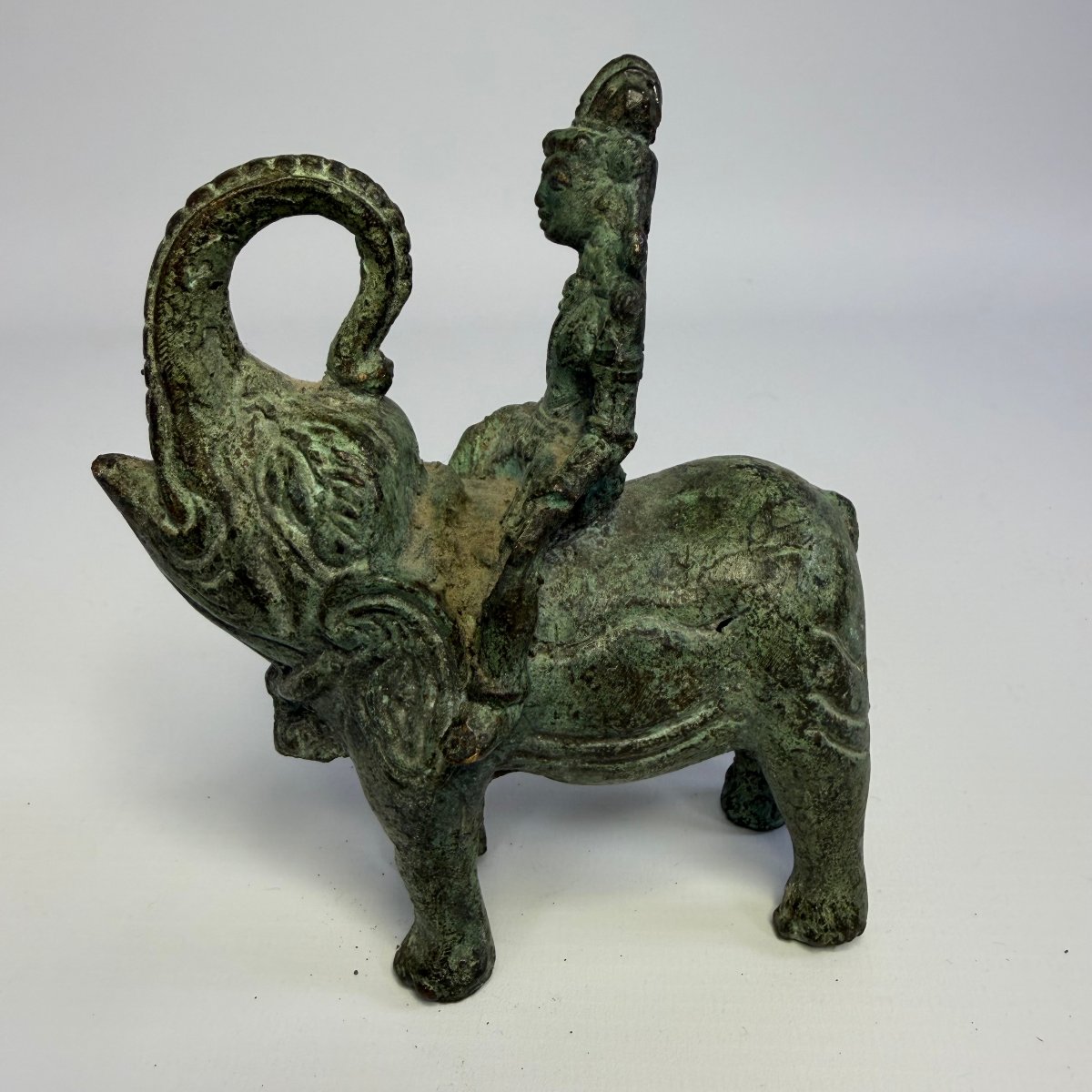 Sculpture antique en bronze représentant un homme sur un éléphant -photo-1