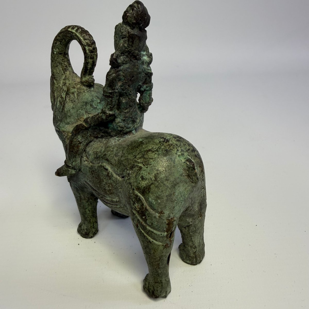 Sculpture antique en bronze représentant un homme sur un éléphant -photo-2