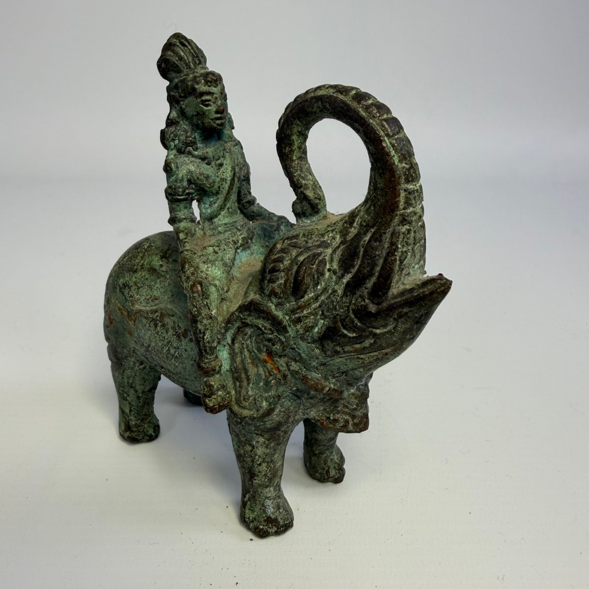 Sculpture antique en bronze représentant un homme sur un éléphant 