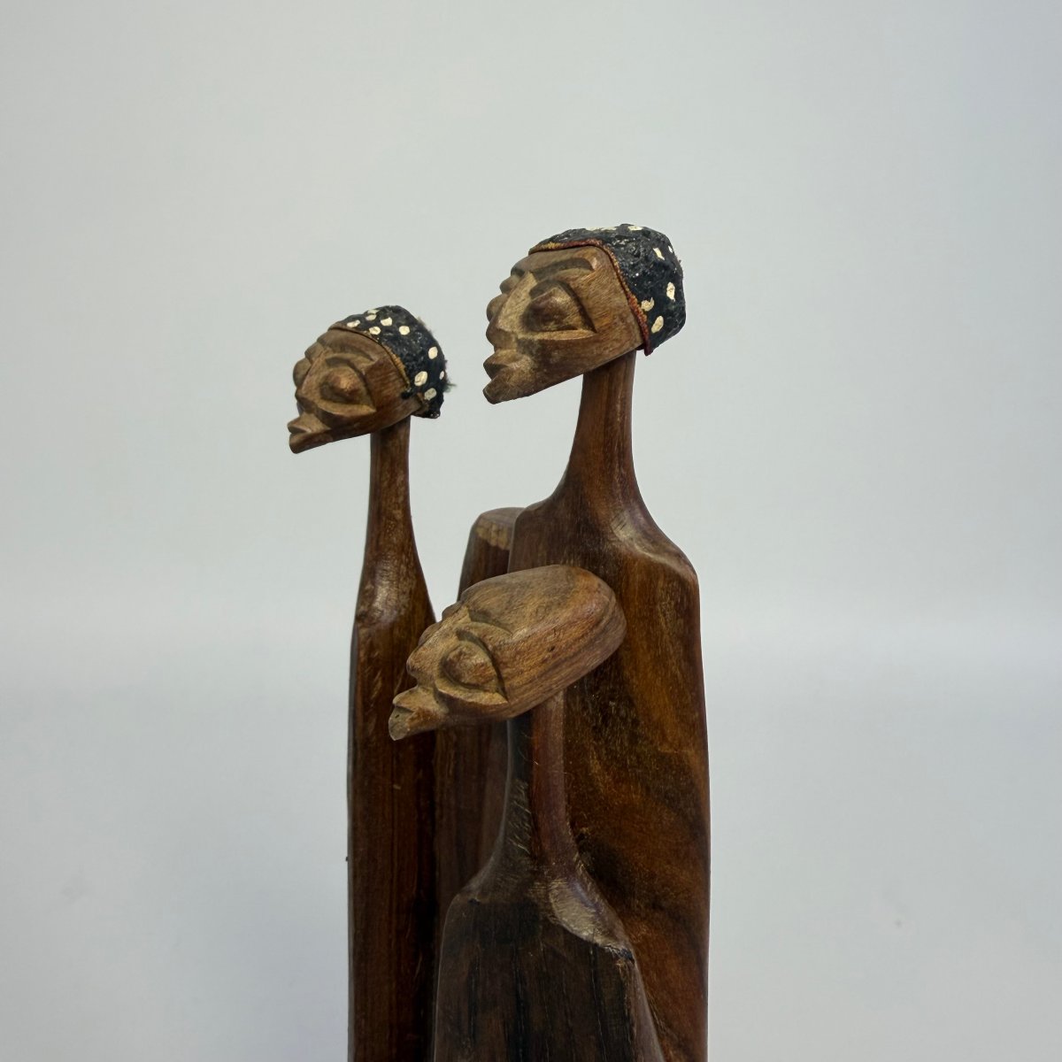 Sculpture tribale représentant un groupe familial de la tribu Makonde -photo-2
