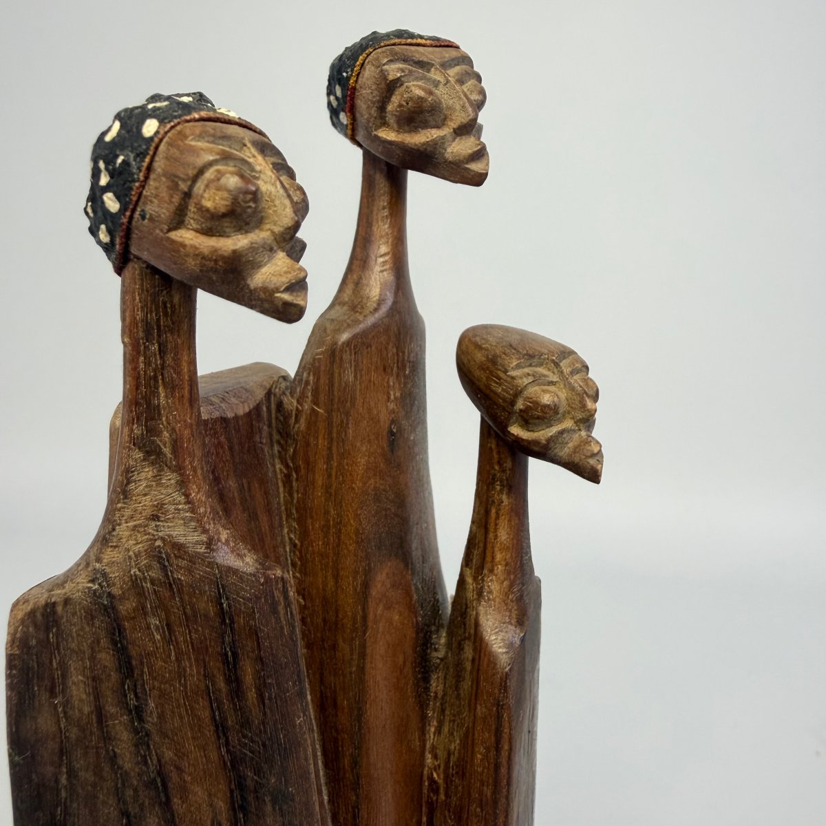 Sculpture tribale représentant un groupe familial de la tribu Makonde -photo-4