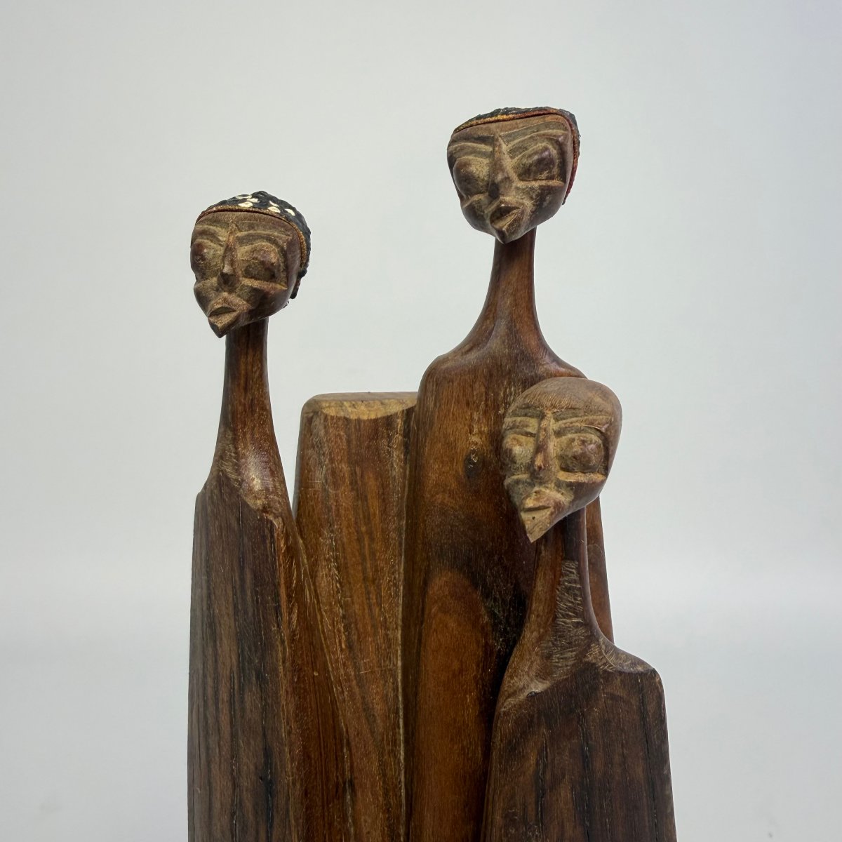 Sculpture tribale représentant un groupe familial de la tribu Makonde -photo-1