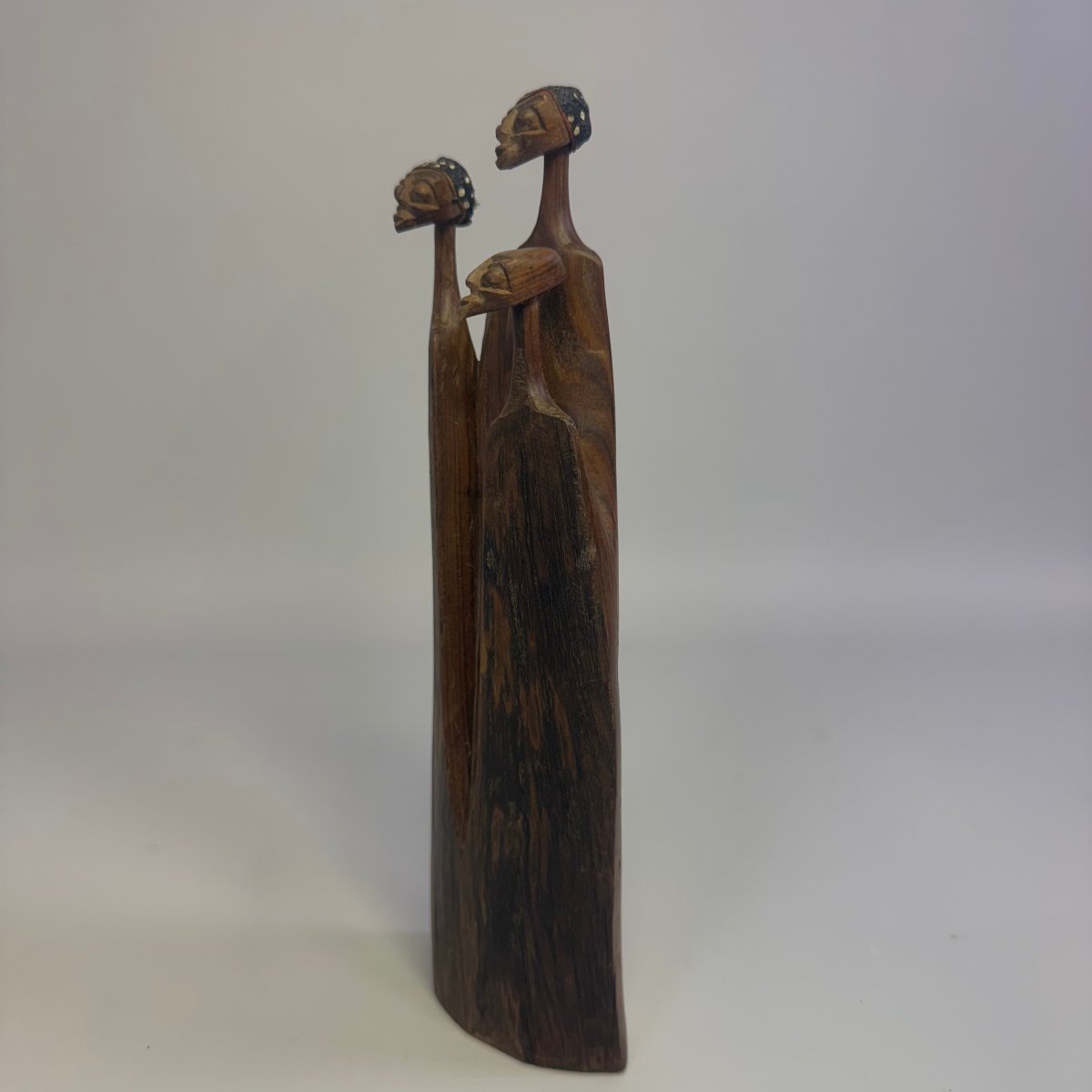 Sculpture tribale représentant un groupe familial de la tribu Makonde 