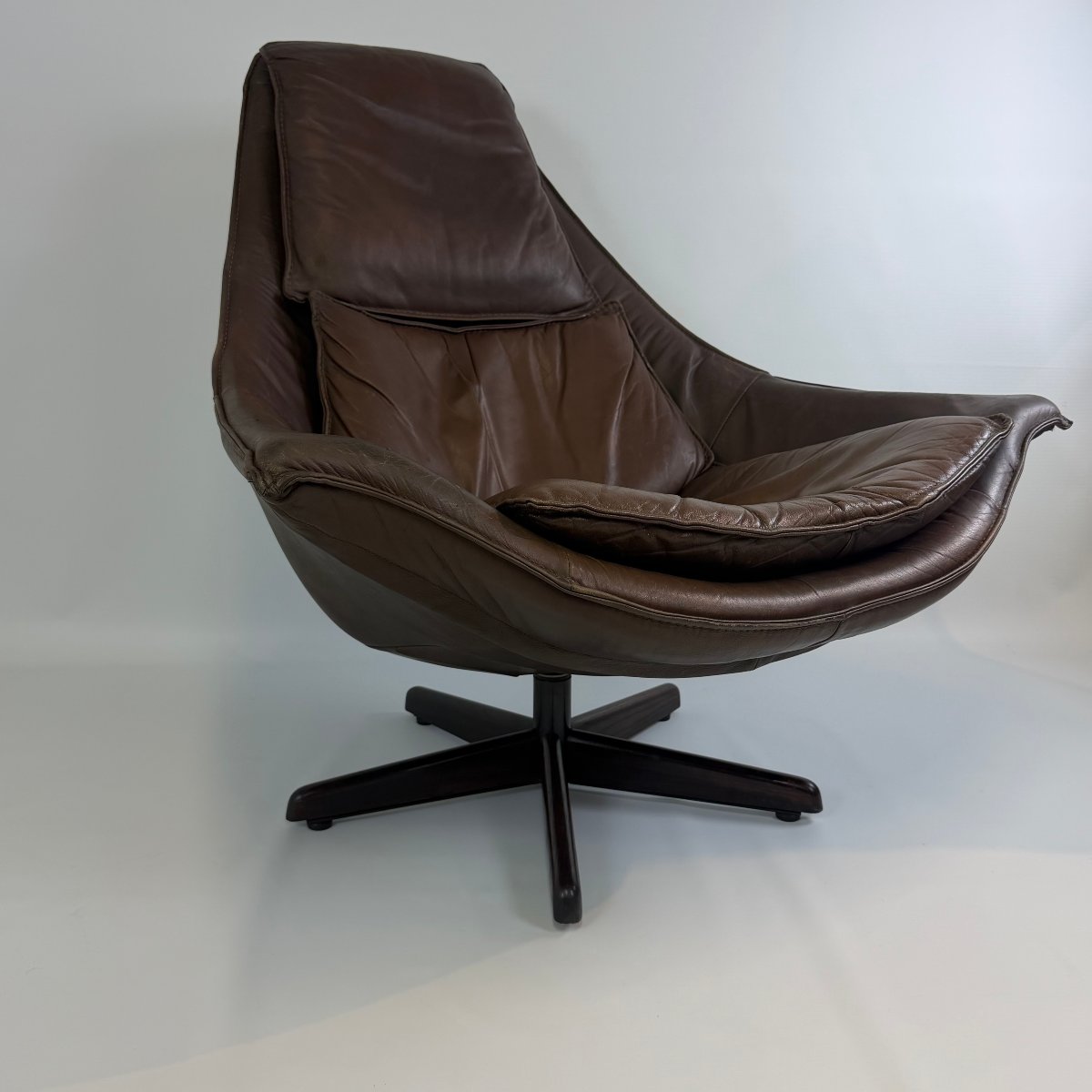 Fauteuil pivotant « Master » en cuir de buffle de Leolux-photo-2