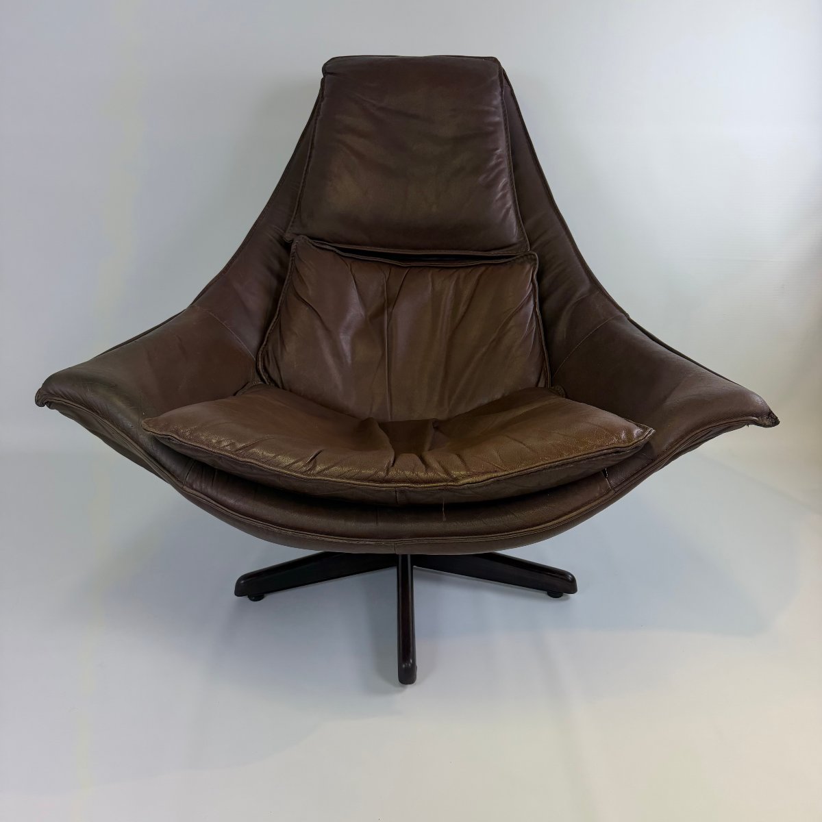 Fauteuil pivotant « Master » en cuir de buffle de Leolux-photo-3
