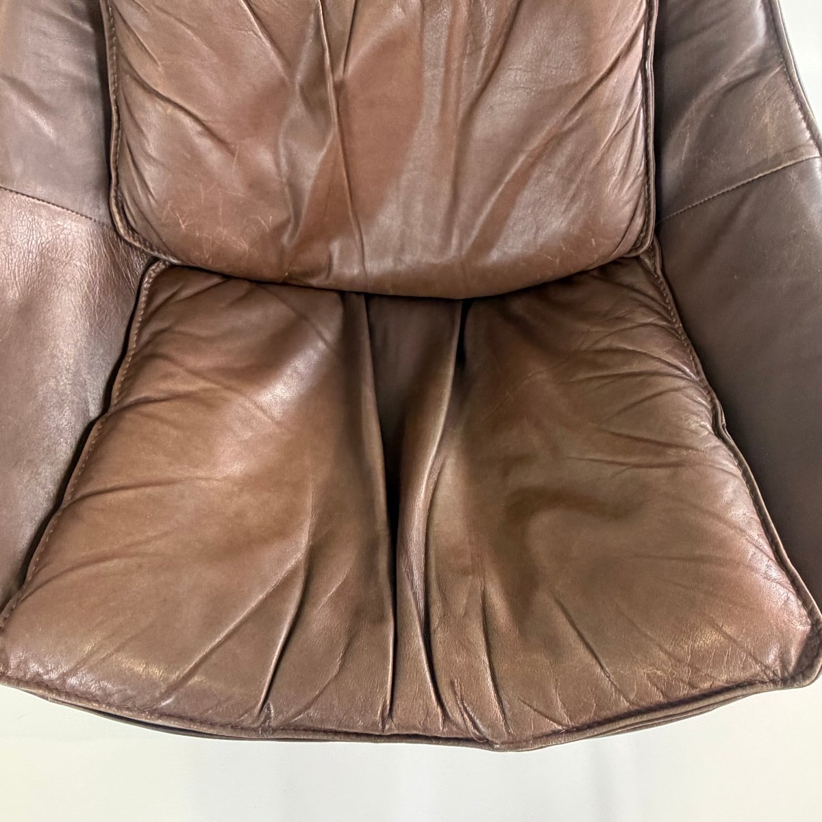 Fauteuil pivotant « Master » en cuir de buffle de Leolux-photo-5