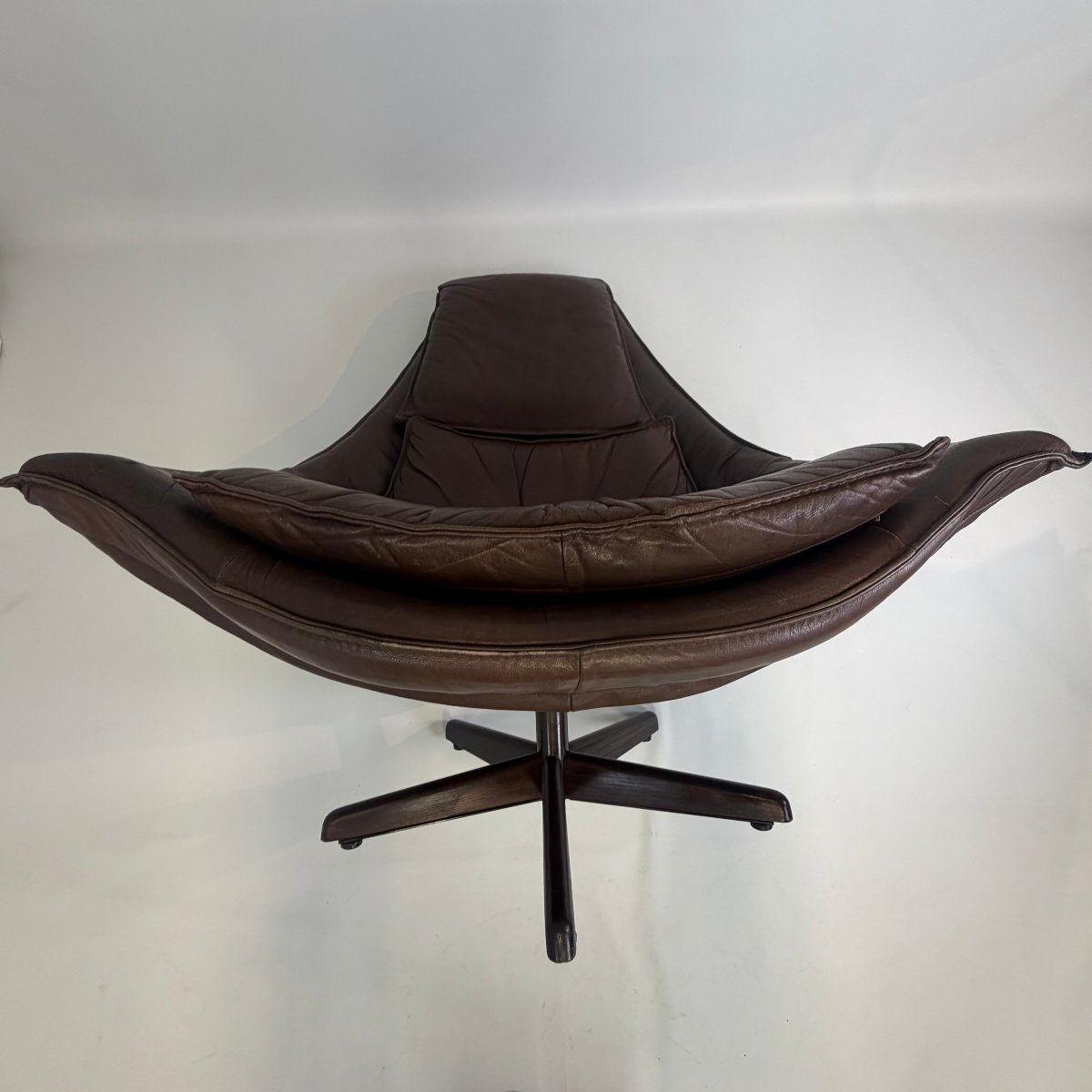 Fauteuil pivotant « Master » en cuir de buffle de Leolux-photo-7